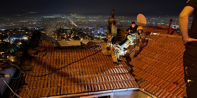 Bursa'da iki katl� evde ��kan yang�nda ya�l� kad�n hayat�n� kaybetti