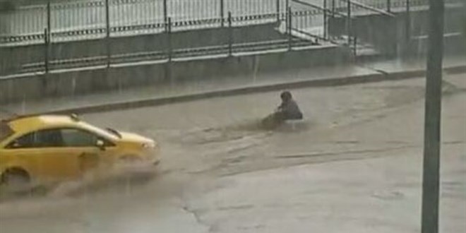 Amasya'da sele kapılan kadını taksici kurtardı