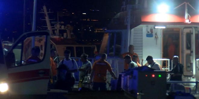 İstanbul- Kadıköy'de tekne mendireğe çarptı: 10 kişi kurtarıldı