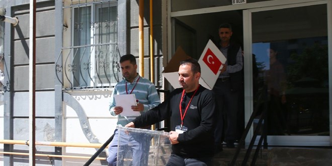Seçimlerin yenilendiği ilçelerde oy kullanma başladı