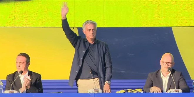 Morinho Fenerbahçe'ye imzayı attı
