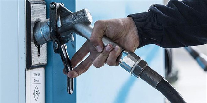 Motorine zam, otogaza indirim bekleniyor