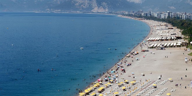 Antalya 41 dereceyi gördü: Vatandaşlar denize koştu