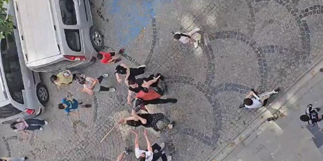 Çocukların kavgasına anneler de dahil olunca ortalık karıştı