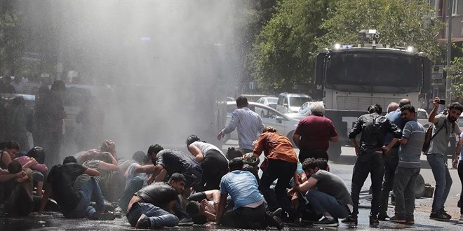 Diyarbakır'da 'Kayyım' protestosu gerginliği: 2 polis yaralandı