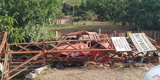 Elektrik direğine çarpan otomobildeki 2 kişi hayatını kaybetti