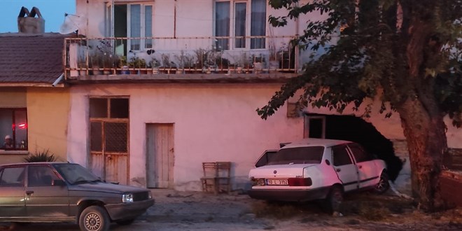İki katlı binaya çarpan otomobilin sürücüsü öldü
