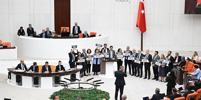 DEM Parti'den TBMM Genel Kurulu'nda kürsü eylemi