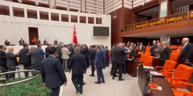 TBMM Genel Kurul Salonu'nda arbede yaşandı