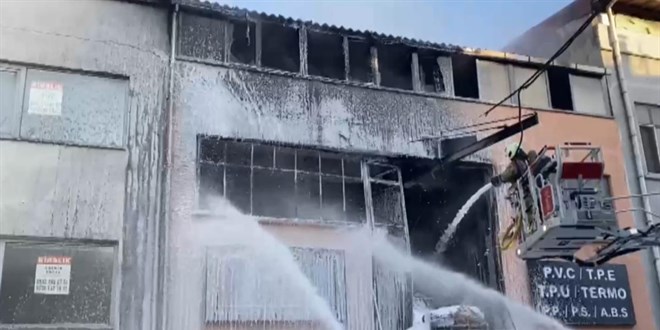 Bayrampaşa'da plastik hammadde üreten işyerinde yangın