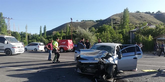 Otomobille hafif ticari araç çarpıştı: 1 ölü, 5 yaralı