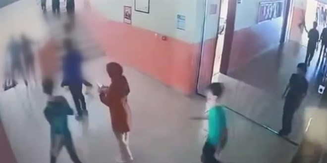 Okul müdürü, öğrenci velisi ve bir yakını tarafından zincirle darbedildi