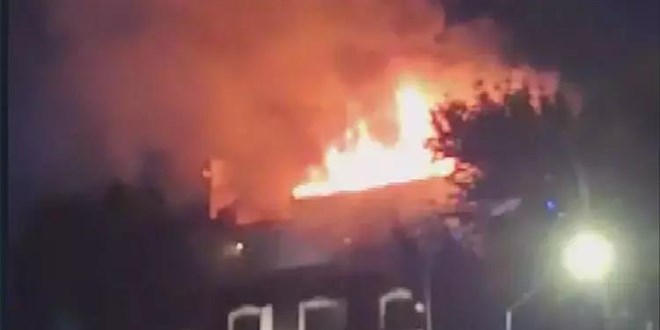 Kadıköy'de otelde yangın söndürüldü