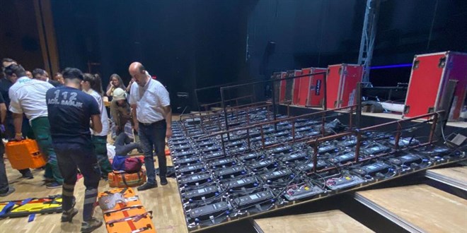 Cemal Reşit Rey Konser Salonu'nda dev ekran insanların üzerine devrildi