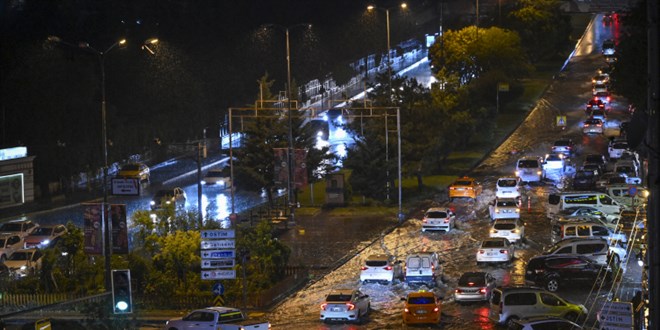 Ankara'da sağanak: Caddeler göle döndü