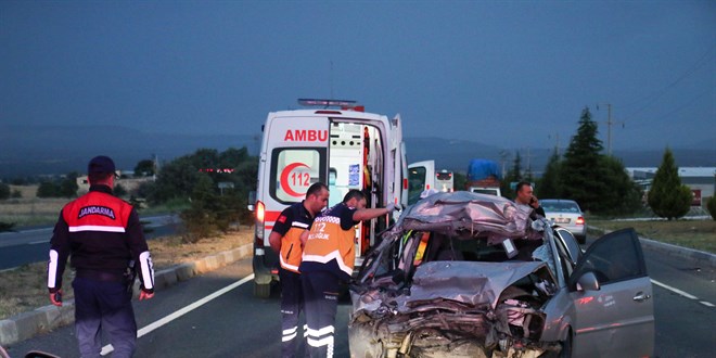 Uşak'ta kamyona çarpan otomobilin sürücüsü hayatını kaybetti