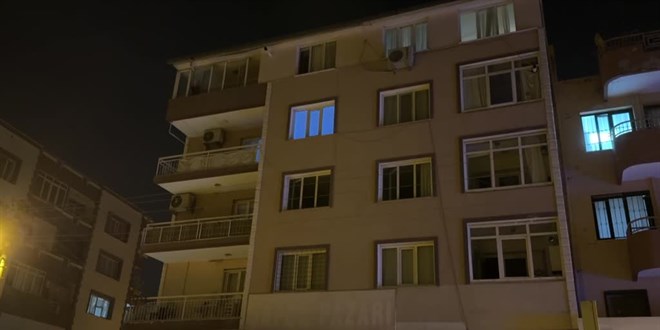 İzmir'de bir kişi eşini boğarak öldürdükten sonra hayatına son verdi