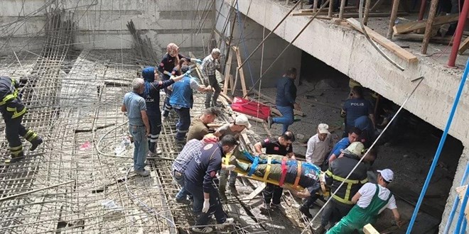 Okul inşaatında çökme: İşçiler beton kalıbın altında kaldı