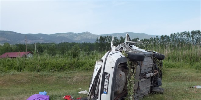 Otomobil şarampole devrildi, 3 kişi öldü, 3 kişi yaralandı
