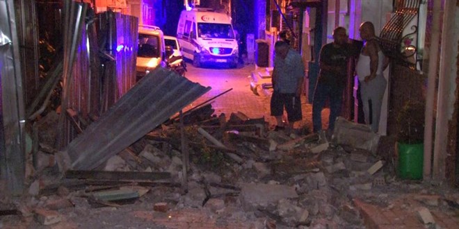 Fatih'te tarihi metruk bina kısmen çöktü