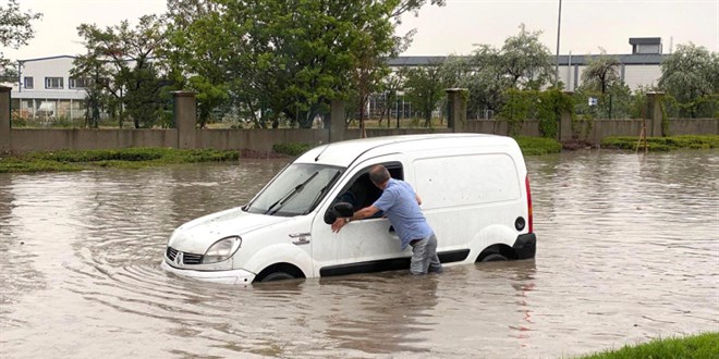 Ankara'da saanak sele dnd: ok sayda ara mahsur kald