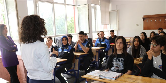 Liseliler polis ve retmenlerin ibirliiyle ngilizce reniyor