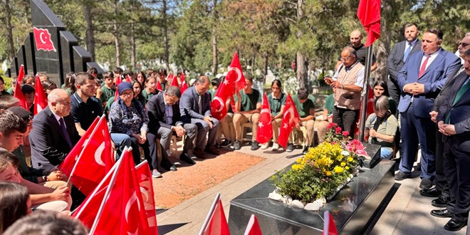 Bakan Tekin, şehit öğretmen Aybüke Yalçın'ın kabrini ziyaret etti