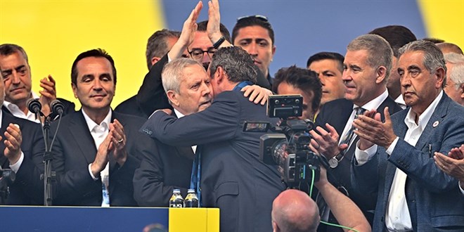 Aziz Yıldırım, Ali Koç'u tebrik etti... Yıldırım, Ali Koç'u başkan ilan etti
