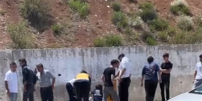 YKS'den çıkıp evlerine giderken kapısı açık araçtan düştüler