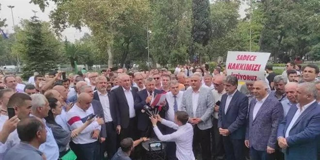 Özel halk otobüsü esnafı İBB önünde eylem yaptı