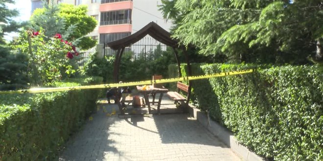 Karısını ve kızını silahla öldürüp, intihar girişiminde bulundu