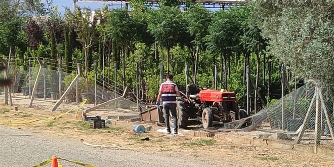 İzmir'de traktörün altında kalan karı koca hayatını kaybetti
