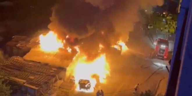 Esenyurt'ta korkutan yangın: Bir depo ve 8 araç alevlere teslim oldu