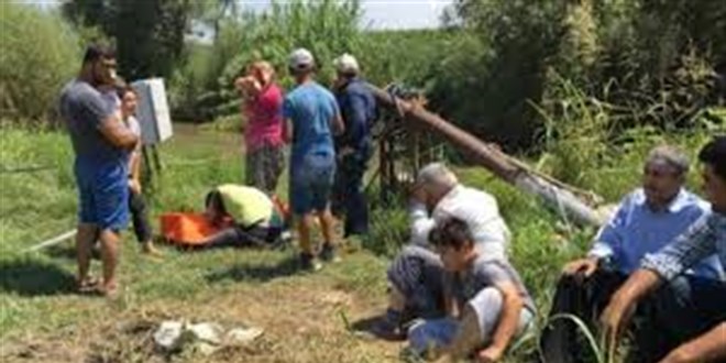 Tarla sularken elektrik akımına kapılıp öldü