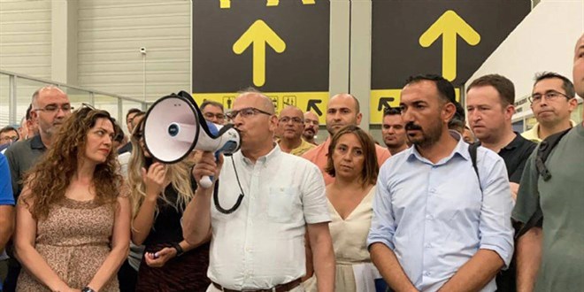İzmir Büyükşehir Belediyesi'nde memurlar iş bıraktı