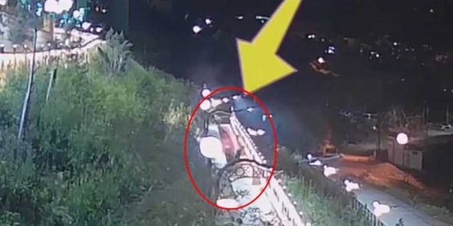 Bingöl'de oturma bankını ateşe verip, yangını izlediler