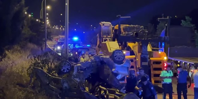 Kocaeli'de bariyere arparak devrilen otomobildeki 3 kii ld