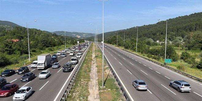 Anadolu Otoyolu'nun Bolu geiinde bayram tatili trafii