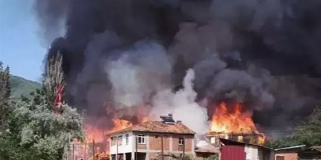Kastamonu'da kyde kan yangnda 12 ev kullanlamaz hale geldi