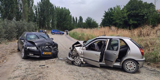 Manisa'da iki otomobilin çarpışması sonucu 2 kişi öldü