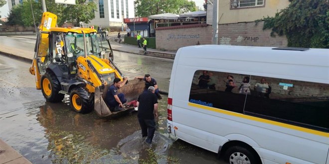 Ankara'da sağanak yağış su taşkınlarına neden oldu, araçlar mahsur kaldı