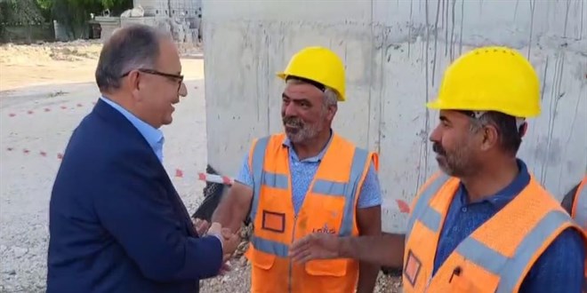 Bakan Özhaseki, 'Elimiz kirli ama' diyen işçinin ellerini tutup, 'Allah işinizi rast getirsin' dedi