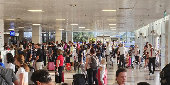Antalya Havalimanı'nda arife rekoru: Dakikada 1 uçak