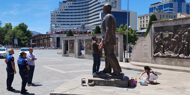 Atatürk Anıtı'na baltayla zarar veren 2 şüpheli tutuklandı
