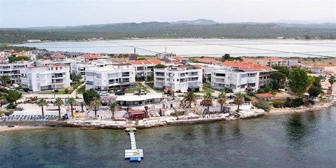 Ayvalık sahillerindeki kaçak yapıların yıkımına başlandı