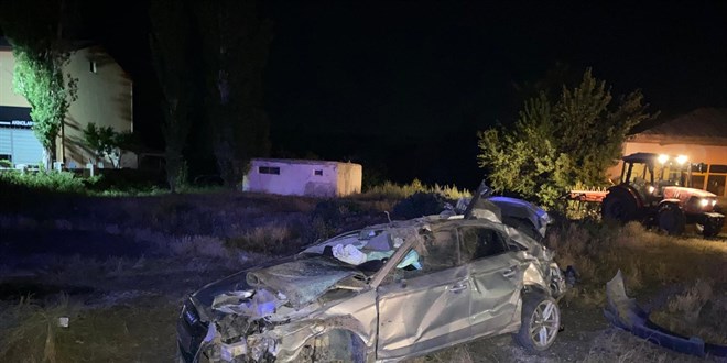 Sivas'ta devrilen otomobilin sürücüsü hayatını kaybetti