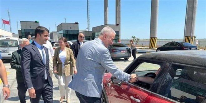 Bakan Bolat, sınır kapısında gurbetçilerle bayramlaştı