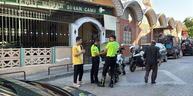 Dur ihtarna uymad, namaz klma bahanesiyle camiden kat