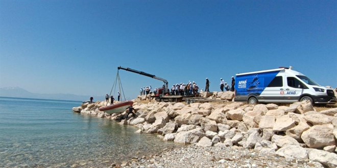 Van Gölü'nde kaybolan genci arama çalışmaları sürüyor