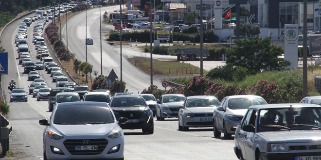Bayram trafiği: Otoyollardan 21 milyon 67 bin 377 araç geçti